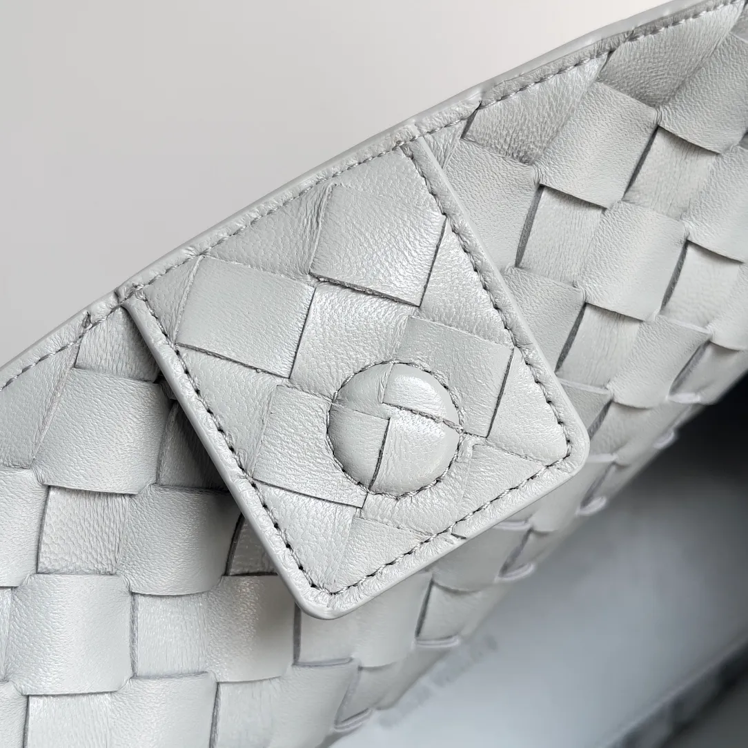 The 2023 new Andiamo batch of 2260 BV has been shipped‼ ️Really popular🔥The new Andiamo woven handbag launched by Bottega Veneta this season is really popular all over the world! ! Celebrities at home and abroad have worn it, and Oscar-winning actress Michelle Yeoh has taken it out on the street. Song Jia, Trai Yara, Yu Feihong, Sanji Ayaka, Rosie Hunting-Whiteley, Yoshioka Riho, etc. have all picked up this bag. It is classic and versatile, showing off its temperament, and the bag capacity is also large, which is very convenient for daily commuting! ! A variety of carrying methods, the shoulder straps can be adjusted by yourself, the original lambskin feels soft and delicate, and the unisex style breaks the gender boundaries and brings a more practical and long-lasting use experience. Andiamo, which has both elegant and casual styles, perfectly interprets the true appearance of "fashionable old money style". Style number: 743572 Size: 32*24*12